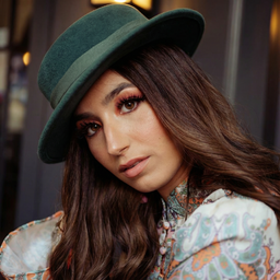 Fille à chapeau portant une perruque Dvora C Wigs