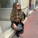 Fille à lunettes de soleil portant une perruque Dvora C Wigs