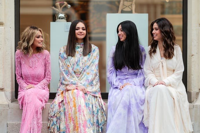 Plusieurs filles réunies pour un shooting photos de perruques naturelles.