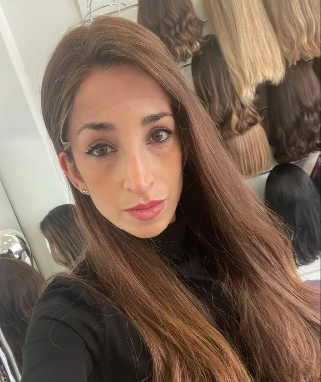 Dvora Chemouni, fondatrice du salon Dvora C Wigs à Levallois-Perret, devant ses perruques en cheveux naturels