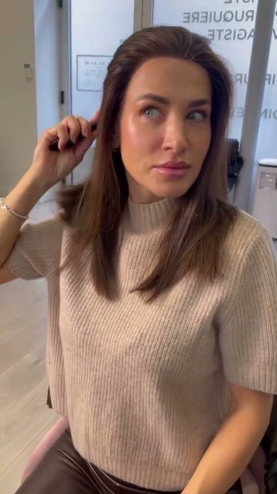 Essayage de perruques naturelles : transformation élégante en salon