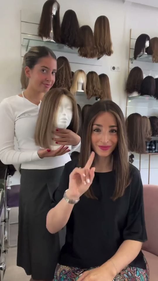 Noa dans ses œuvres au salon de perruques naturelles